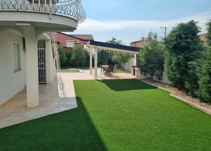 Zarja 빌라 Kukci